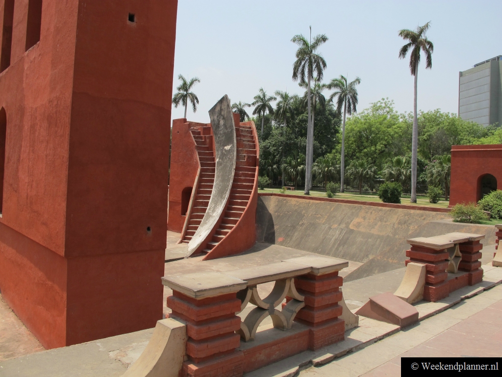 De Jantar Mantar ligt in een mooi park dat omringt is door luxueuze hotels en kantoren.